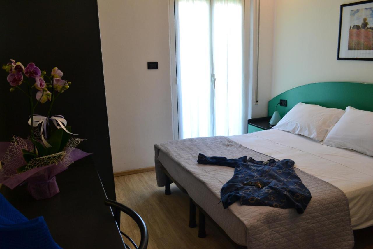 Hotel Tre Stelle リミニ エクステリア 写真